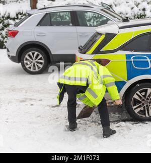 Brentwood, Großbritannien. 12.. Dezember 2022. Brentwood Essex, 12.. Dezember 2022 WETTERBILDER aus Großbritannien Essex Polizeiauto steckt im Schnee in Brentwood Essex UK Kredit: Ian Davidson/Alamy Live News Stockfoto