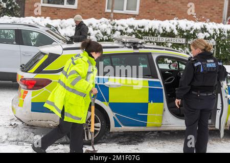 Brentwood, Großbritannien. 12.. Dezember 2022. Brentwood Essex, 12.. Dezember 2022 WETTERBILDER aus Großbritannien Essex Polizeiauto steckt im Schnee in Brentwood Essex UK Kredit: Ian Davidson/Alamy Live News Stockfoto