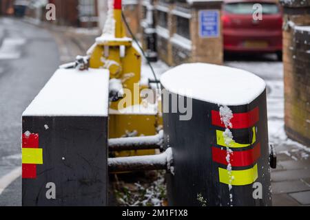 Windsor, Berkshire, Großbritannien. 12.. Dezember 2022. Schnee auf den Sicherheitsbarrieren vor Windsor Castle. In Windsor kam es über Nacht zu einem leichten Schneestaub, der heute ein Winterwunderland um die Stadt herum verließ. Eine gelbe Wetterwarnung für Eis bleibt in Berkshire bis morgen früh um 11am Uhr bestehen. Kredit: Maureen McLean/Alamy Live News Stockfoto