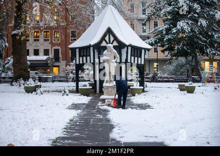 London, England, Großbritannien. 12.. Dezember 2022. Der Soho Square ist nach starkem Schnee in London zu sehen. (Kreditbild: © Tayfun Salci/ZUMA Press Wire) Kredit: ZUMA Press, Inc./Alamy Live News Stockfoto