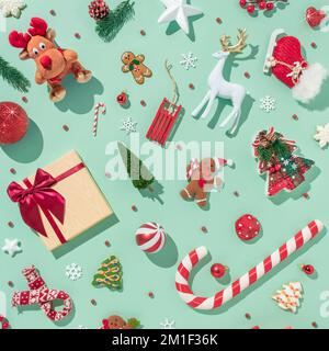 Ein 3D-Rendering des trendigen Weihnachtsmusters mit verschiedenen Winter- und Neujahrsobjekten auf einem hellen tiffany-grünen Hintergrund Stockfoto