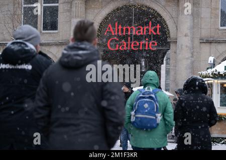 Dresden, Deutschland. 12.. Dezember 2022. Passanten gehen vor dem Altmarkt-Galerie. Die Altmarkt-Galerie in Dresden, die wegen der Geiselnahme am 10. Dezember 2022 geschlossen wurde, wurde wieder eröffnet. Kredit: Sebastian Kahnert/dpa/Alamy Live News Stockfoto