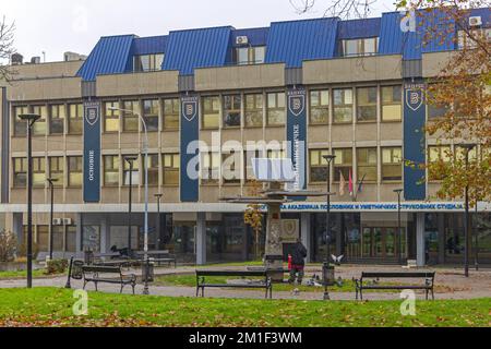 Belgrad, Serbien - 20. November 2022: Business and Arts Academy School of Applied Studies Bapuss in der Kraljice Marije Street in der Hauptstadt. Stockfoto