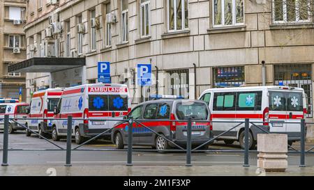 Belgrad, Serbien - 24. November 2022: Viele Ems Ambulanzfahrzeuge vor dem Krankenhausgebäude, Stockfoto