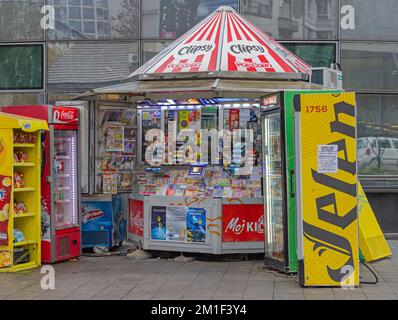 Belgrad, Serbien - 20. November 2022: Kiosk-Shop, der Zigaretten, Getränke, Snacks und Zeitungen im Stadtzentrum verkauft. Stockfoto