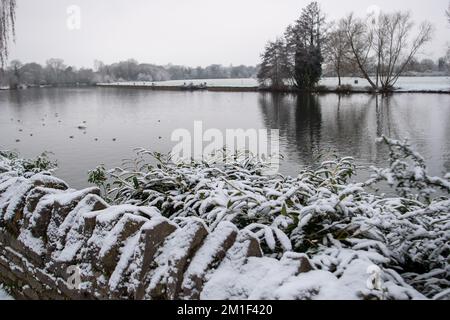 Windsor, Berkshire, Großbritannien. 12.. Dezember 2022. Verschneite Szenen an der Themse. In Windsor kam es über Nacht zu einem leichten Schneestaub, der heute ein Winterwunderland um die Stadt herum verließ. Eine gelbe Wetterwarnung für Eis bleibt in Berkshire bis morgen früh um 11am Uhr bestehen. Kredit: Maureen McLean/Alamy Live News Stockfoto