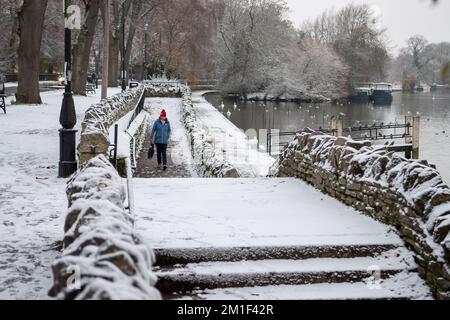 Windsor, Berkshire, Großbritannien. 12.. Dezember 2022. Verschneite Szenen an der Themse. In Windsor kam es über Nacht zu einem leichten Schneestaub, der heute ein Winterwunderland um die Stadt herum verließ. Eine gelbe Wetterwarnung für Eis bleibt in Berkshire bis morgen früh um 11am Uhr bestehen. Kredit: Maureen McLean/Alamy Live News Stockfoto