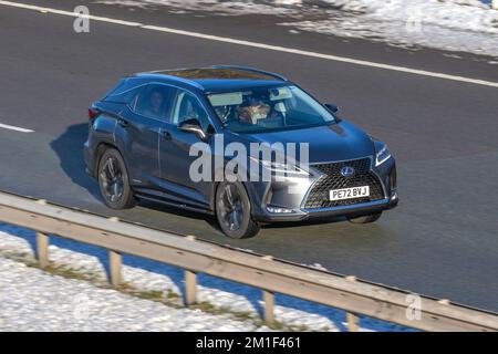 2022 Grey LEXUS RX 450h PREMIUM Hybrid Electric 1-Gang CVT; Autos, die an einem kalten Wintermorgen reisen. Winter niedrige Temperaturen mit Frost im Dezember und kalte Fahrbedingungen auf der Autobahn M61, Großbritannien Stockfoto