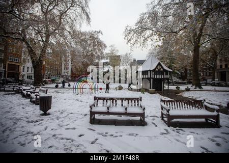 London, England, Großbritannien. 12.. Dezember 2022. Der Soho Square ist nach starkem Schnee in London zu sehen. (Kreditbild: © Tayfun Salci/ZUMA Press Wire) Kredit: ZUMA Press, Inc./Alamy Live News Stockfoto