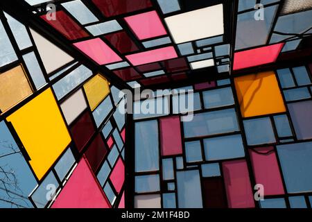 NEW YORK, NY - 18. März 2018: Tom Fruins, Kolonihavehus, berühmtes Buntglashaus im Brooklyn Bridge Park, NYC. Stockfoto