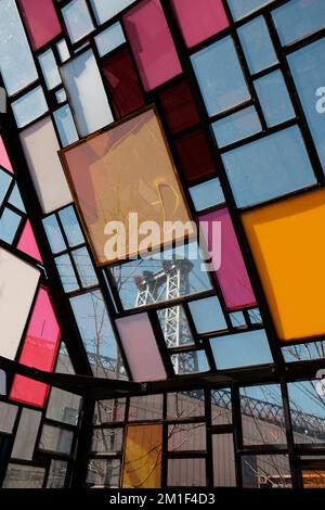 NEW YORK, NY - 18. März 2018: Tom Fruins, Kolonihavehus, berühmtes Buntglashaus im Brooklyn Bridge Park, NYC. Stockfoto