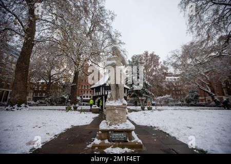 London, England, Großbritannien. 12.. Dezember 2022. Der Soho Square ist nach starkem Schnee in London zu sehen. (Kreditbild: © Tayfun Salci/ZUMA Press Wire) Kredit: ZUMA Press, Inc./Alamy Live News Stockfoto