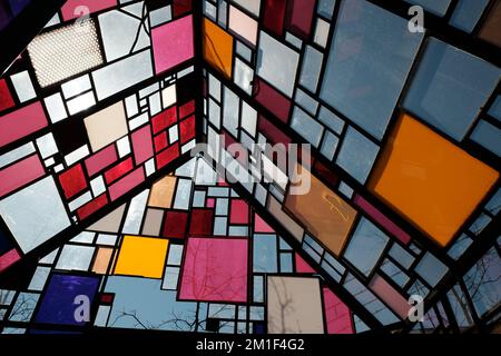 NEW YORK, NY - 18. März 2018: Tom Fruins, Kolonihavehus, berühmtes Buntglashaus im Brooklyn Bridge Park, NYC. Stockfoto