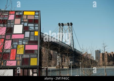 NEW YORK, NY - 18. März 2018: Tom Fruins, Kolonihavehus, berühmtes Buntglashaus im Brooklyn Bridge Park, NYC. Stockfoto