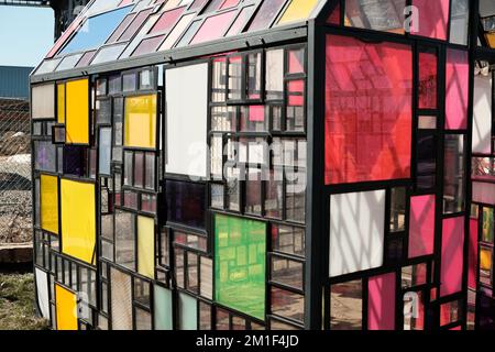 NEW YORK, NY - 18. März 2018: Tom Fruins, Kolonihavehus, berühmtes Buntglashaus im Brooklyn Bridge Park, NYC. Stockfoto