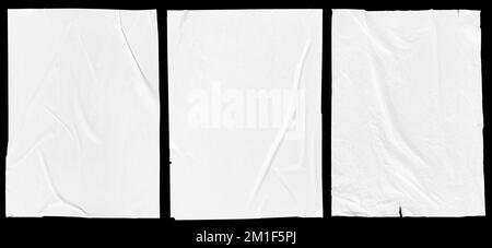 Drei weißes, zerknittertes Poster-Template auf schwarzem Hintergrund isoliert. Leeres geklebtes faltenes Papiermodell Stockfoto