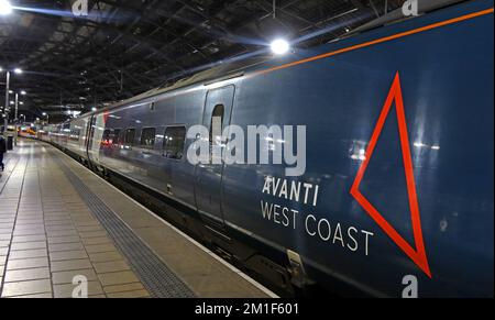 Avanti West Coast Pendolino 390112 EMU Electric Train, Liverpool Lime Street Station, West Coast Mainline, Merseyside, England, Vereinigtes Königreich L1 1NY Uhr nachts Stockfoto