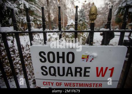 London, England, Großbritannien. 12.. Dezember 2022. Der Soho Square ist nach starkem Schnee in London zu sehen. (Kreditbild: © Tayfun Salci/ZUMA Press Wire) Kredit: ZUMA Press, Inc./Alamy Live News Stockfoto