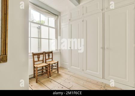 Das moderne Apartment verfügt über einen Flur im minimalistischen Stil mit Kleiderschrank und Schrank Stockfoto