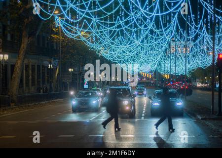 Madrid, Spanien. 11.. Dezember 2022. Weihnachtslichter in den Straßen des Stadtzentrums von Madrid. (Foto: Alberto Sibaja/Pacific Press) Kredit: Pacific Press Media Production Corp./Alamy Live News Stockfoto