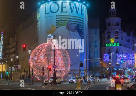 Madrid, Spanien. 11.. Dezember 2022. Weihnachtslichter in den Straßen des Stadtzentrums von Madrid. (Foto: Alberto Sibaja/Pacific Press) Kredit: Pacific Press Media Production Corp./Alamy Live News Stockfoto