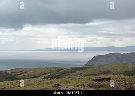 Blick vom Gipfel des Great Orme, Llandudno in Conwy, auf das Meer Stockfoto