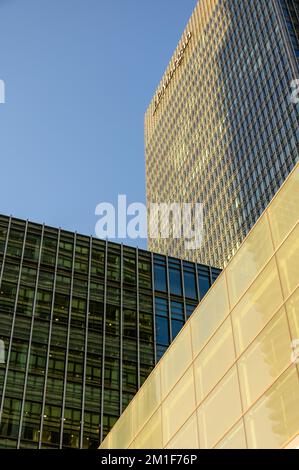 LONDON - 4. November 2020: JP Morgan modernes Bürogebäude in Canary Wharf. Überlappende Bürogebäude im abstrakten Muster. Stockfoto