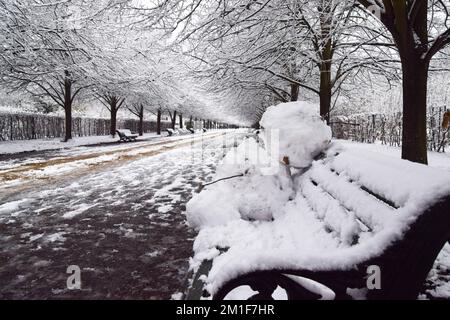 London, England, Großbritannien. 12.. Dezember 2022. Ein Schneemann sitzt in einem schneebedeckten Regent's Park auf einer Bank, während London bei eisigen Temperaturen aufwacht. (Kreditbild: © Vuk Valcic/ZUMA Press Wire) Kredit: ZUMA Press, Inc./Alamy Live News Stockfoto