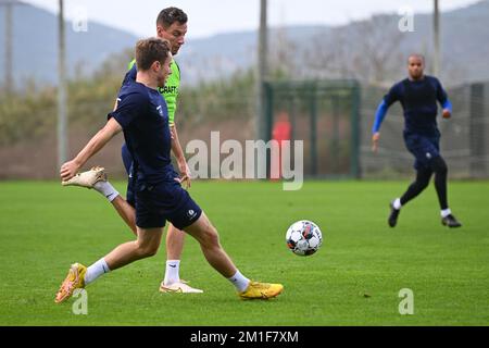 Gents Matisse Samoise und Bruno Godeau von Gent wurden während eines Trainings im Wintertrainingslager der belgischen Fußballmannschaft KAA Gent in Oliva, Spanien, am Montag, den 12. Dezember 2022 in Aktion gezeigt. BELGA FOTO LUC CLAESSEN Stockfoto