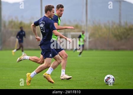 Gents Matisse Samoise und Bruno Godeau von Gent wurden während eines Trainings im Wintertrainingslager der belgischen Fußballmannschaft KAA Gent in Oliva, Spanien, am Montag, den 12. Dezember 2022 in Aktion gezeigt. BELGA FOTO LUC CLAESSEN Stockfoto