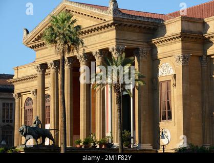 Das Teatro Massimo Vittorio Emanuele, besser bekannt als Teatro Massimo, in Palermo ist das größte Opernhaus in Italien und eines der größten Stockfoto