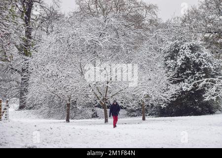 London, England, Großbritannien. 12.. Dezember 2022. Der Regent's Park ist schneebedeckt, während London bei eiskalten Temperaturen aufwacht. (Kreditbild: © Vuk Valcic/ZUMA Press Wire) Kredit: ZUMA Press, Inc./Alamy Live News Stockfoto