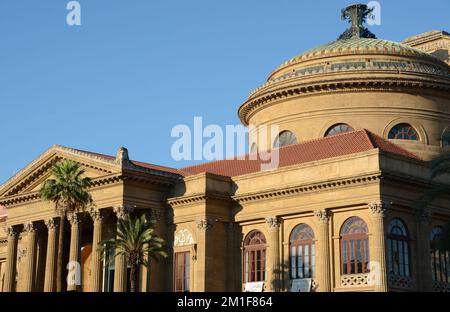 Das Teatro Massimo Vittorio Emanuele, besser bekannt als Teatro Massimo, in Palermo ist das größte Opernhaus in Italien und eines der größten Stockfoto