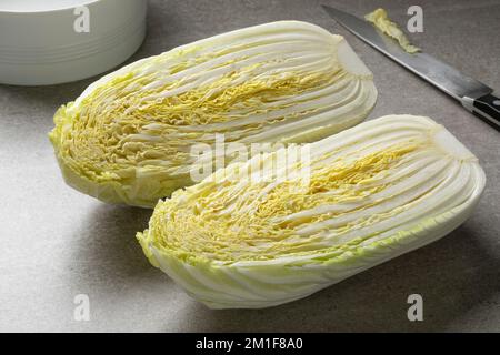 Frischer halbierter Chinakohl in der Küche Stockfoto