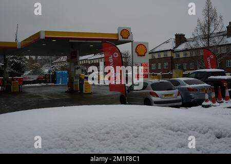 Eine schneebedeckte Edgware Rd in Colindale, London, England, U.K. Stockfoto