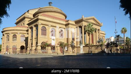 Das Teatro Massimo Vittorio Emanuele, besser bekannt als Teatro Massimo, in Palermo ist das größte Opernhaus in Italien und eines der größten Stockfoto