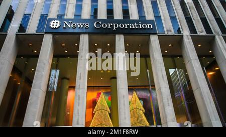 NEW YORK, NY, USA - 10. DEZEMBER 2022: News Corporation signiert das Gebäude mit Weihnachtsbaumschmuck Stockfoto