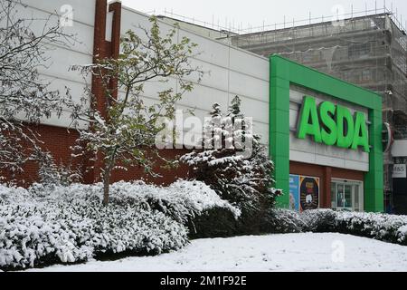 Ein schneebedeckter Supermarkt in Colindale, London, England, U.K. Stockfoto