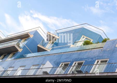 Portugiesisches Haus mit blauen Fliesen am Himmel Stockfoto