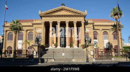 Das Teatro Massimo Vittorio Emanuele, besser bekannt als Teatro Massimo, in Palermo ist das größte Opernhaus in Italien und eines der größten Stockfoto