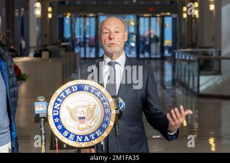 Dr. Charles Schleien, Vorsitzender der Abteilung für Kinderheilkunde des Steven & Alexandra Cohen Children's Medical Center, spricht über die Zunahme der RSV-Infektion (Respiratory Syncytial Virus) in New York City. Senator Schumer sagt, dass die Kinderkrankenhäuser NYC & LI einen Anstieg der RSV-Infektion um etwa 50 % verzeichnen und dass das US-Gesundheitsministerium einen umfassenden Plan zur Bekämpfung von RSV benötigt und bereit sein muss, Ärzte zu schicken, Krankenschwestern und medizinisches Personal unterstützen NYC und LI, wenn RSV-Anstieg Schritt hält. (Foto: Ron Adar/SOPA Images/Sipa USA) Stockfoto