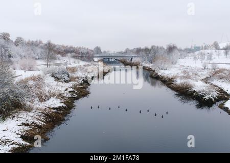 London, UK - Dezember 2022 : River Lea, Queen Elizabeth Olympic Park, im Schnee. Stockfoto