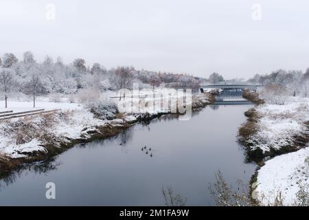 London, UK - Dezember 2022 : River Lea, Queen Elizabeth Olympic Park, im Schnee. Stockfoto