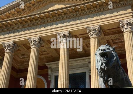 Das Teatro Massimo Vittorio Emanuele, besser bekannt als Teatro Massimo, in Palermo ist das größte Opernhaus in Italien und eines der größten Stockfoto