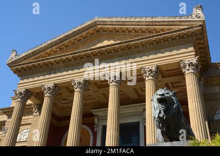 Das Teatro Massimo Vittorio Emanuele, besser bekannt als Teatro Massimo, in Palermo ist das größte Opernhaus in Italien und eines der größten Stockfoto