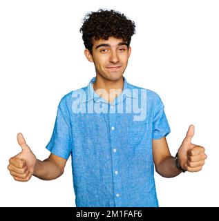 Ein Mann im Teenageralter, der lächelt, weil alles gut gelaufen ist, OK-Schild, Schon gut. Positive Geste Stockfoto