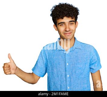 Ein junger Mann in legerer Kleidung kann gut singen, sieht in die Kamera und lächelt auf transparentem Hintergrund, Nahaufnahme Stockfoto