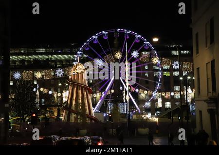 George Square mit Riesenrad, Weihnachtsbaum und Dekoration Glasgow Schottland Dezember 2022 Stockfoto