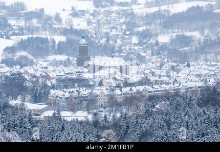 12. Dezember 2022, Sachsen, Annaberg-Buchholz: Annaberg-Buchholz ist vom 831 Meter hohen Pöhlberg mit tiefem Schnee bedeckt. Über Nacht ist der Winter durch das ganze Land zurückgekehrt, mit Schnee und Frosttemperaturen. Foto: Hendrik Schmidt/dpa Stockfoto