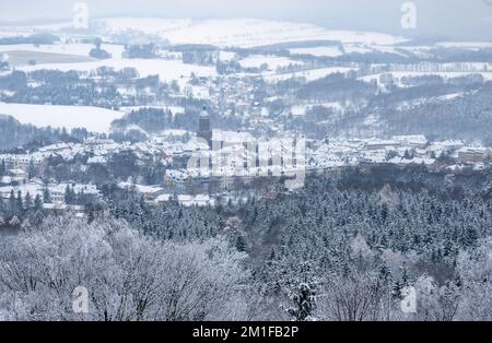 12. Dezember 2022, Sachsen, Annaberg-Buchholz: Annaberg-Buchholz ist vom 831 Meter hohen Pöhlberg mit tiefem Schnee bedeckt. Über Nacht ist der Winter durch das ganze Land zurückgekehrt, mit Schnee und Frosttemperaturen. Foto: Hendrik Schmidt/dpa Stockfoto